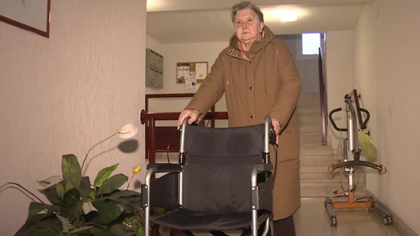 Préstamo solidario de sillas de ruedas, grúas y camas articuladas