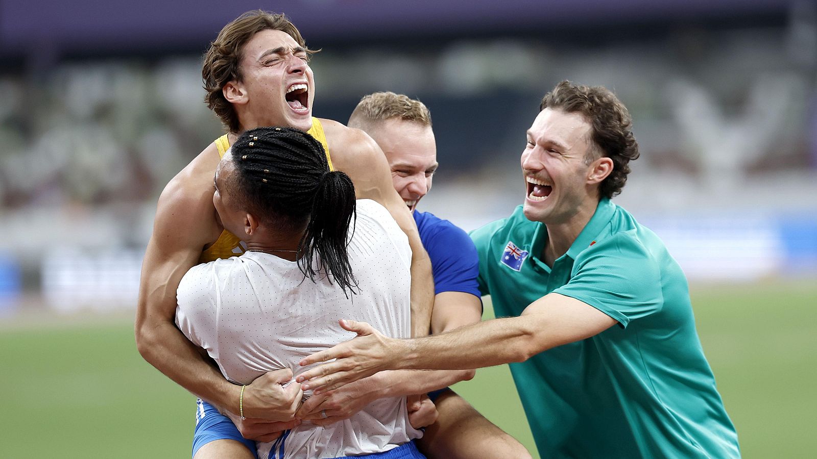 Duplantis bate el récord y lo celebra con sus rivales - Atletismo | Ver