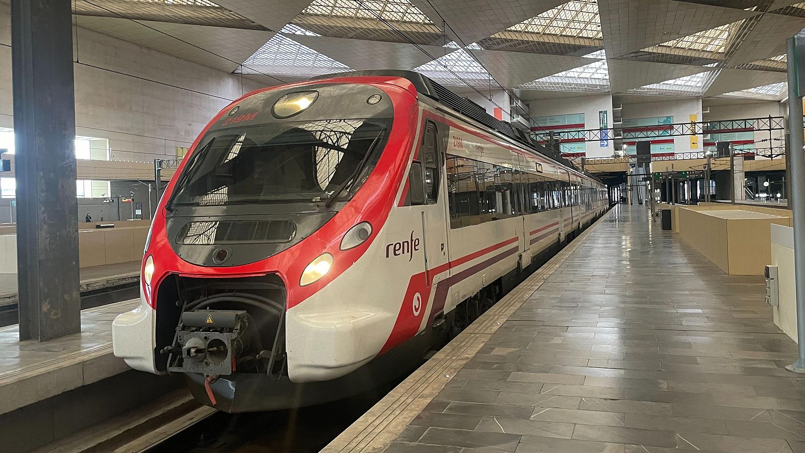 Sánchez anuncia un abono único de transporte para todo el país de 60 euros al mes para adultos y 30 para jóvenes | Ver