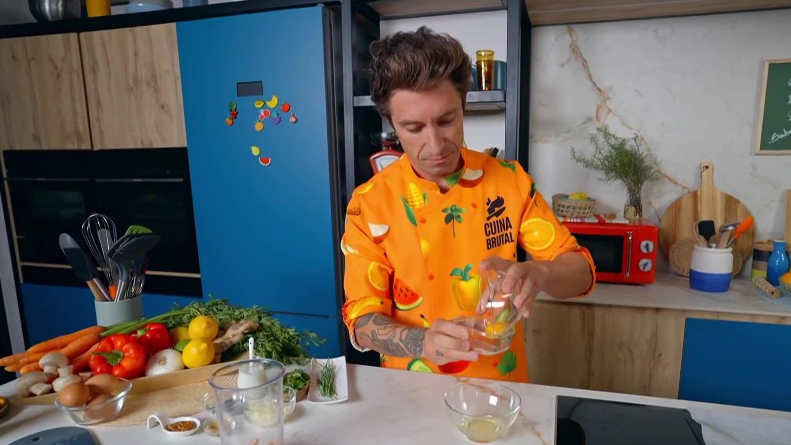 Bastonets de tonyina, noodles i pa de pessic - Cuina Brutal | Veure