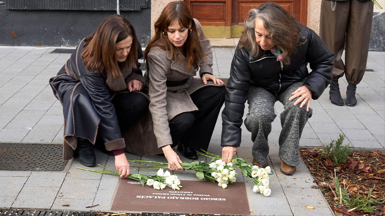 Vitoria coloca la última de las 23 placas en memoria de las víctimas de ETA | RTVE Play - Ver ahora