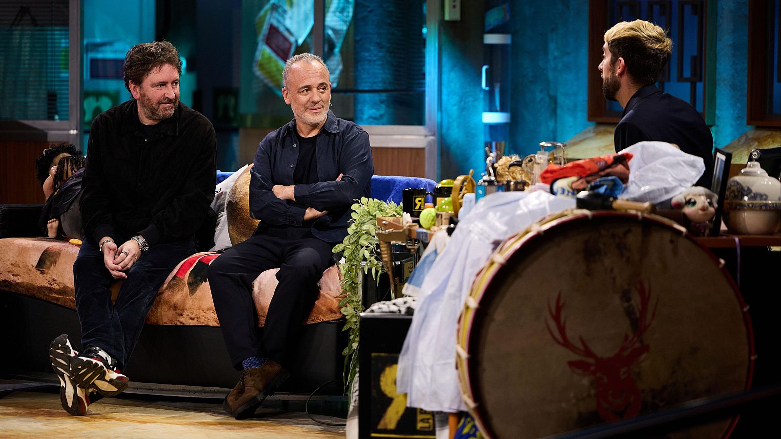 La Revuelta - Javier Gutiérrez y Daniel Sánchez Arévalo en Lengua de signos (16/12/2025) | Ver programa - La Revuelta en lengua de signos | Ver