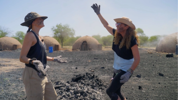 Hasta el fin del mundo - Rocío y Anabel: Jornada laboral en una carbonería