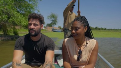 J Kbello y Nia: Baño entre cocodrilos en Argentina