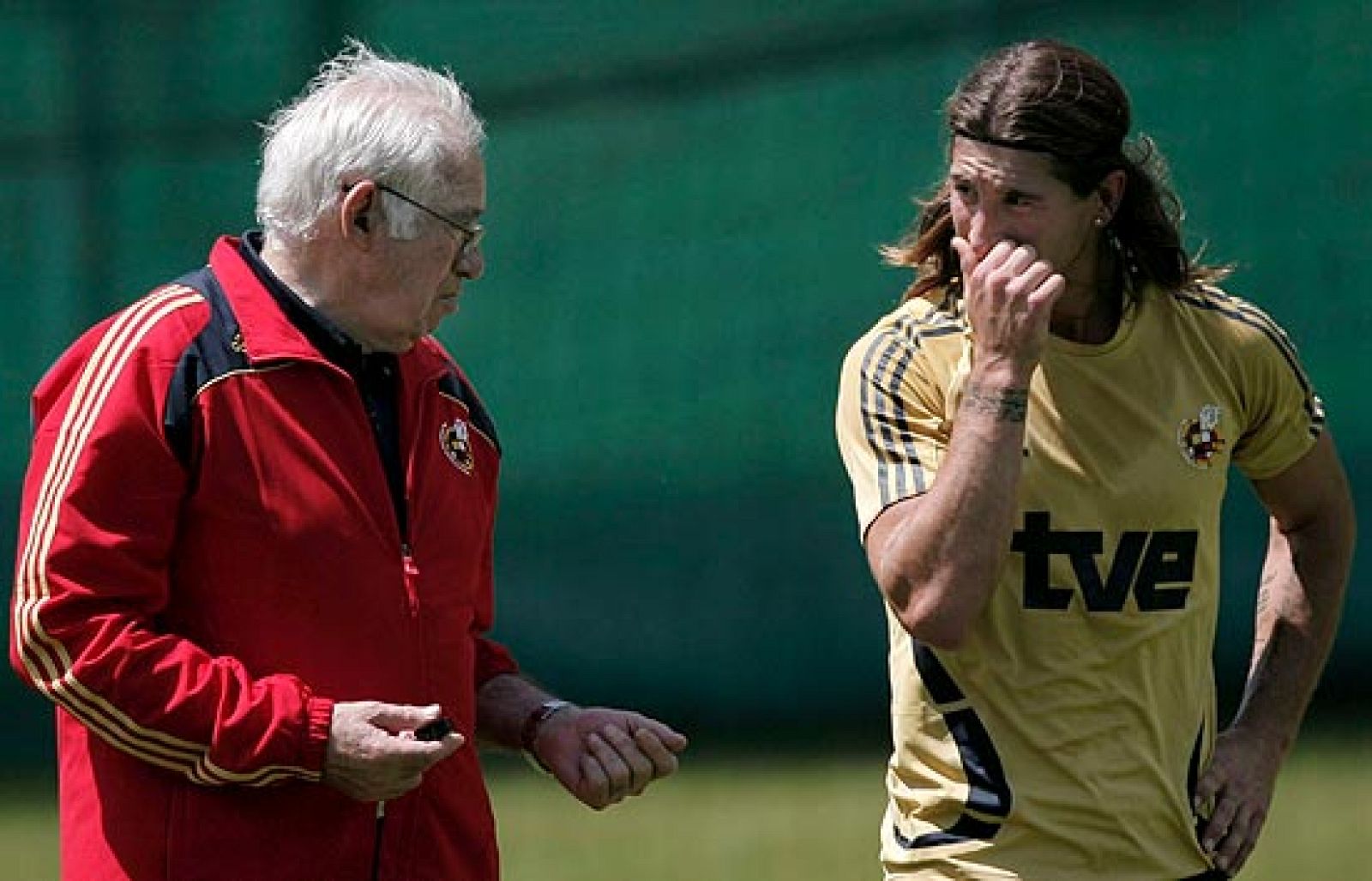 Luis Aragonés tiene a sus 23 jugadores disponibles para afrontar el choque de cuartos frente a Italia. El seleccionador nacional ha querido restar importancia a las bajas italianas. Además, ha hablado en confianza con Sergio Ramos.