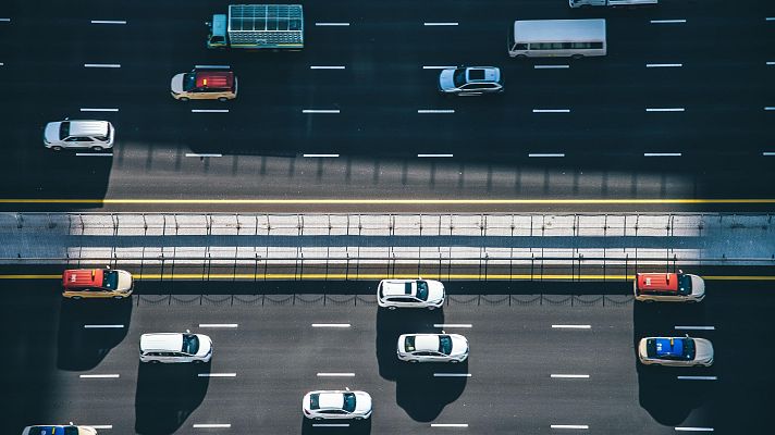 Telediario Matinal - La Comisión Europea da marcha atrás en su plan de prohibir la venta de los coches que emiten CO2 a partir de 2035