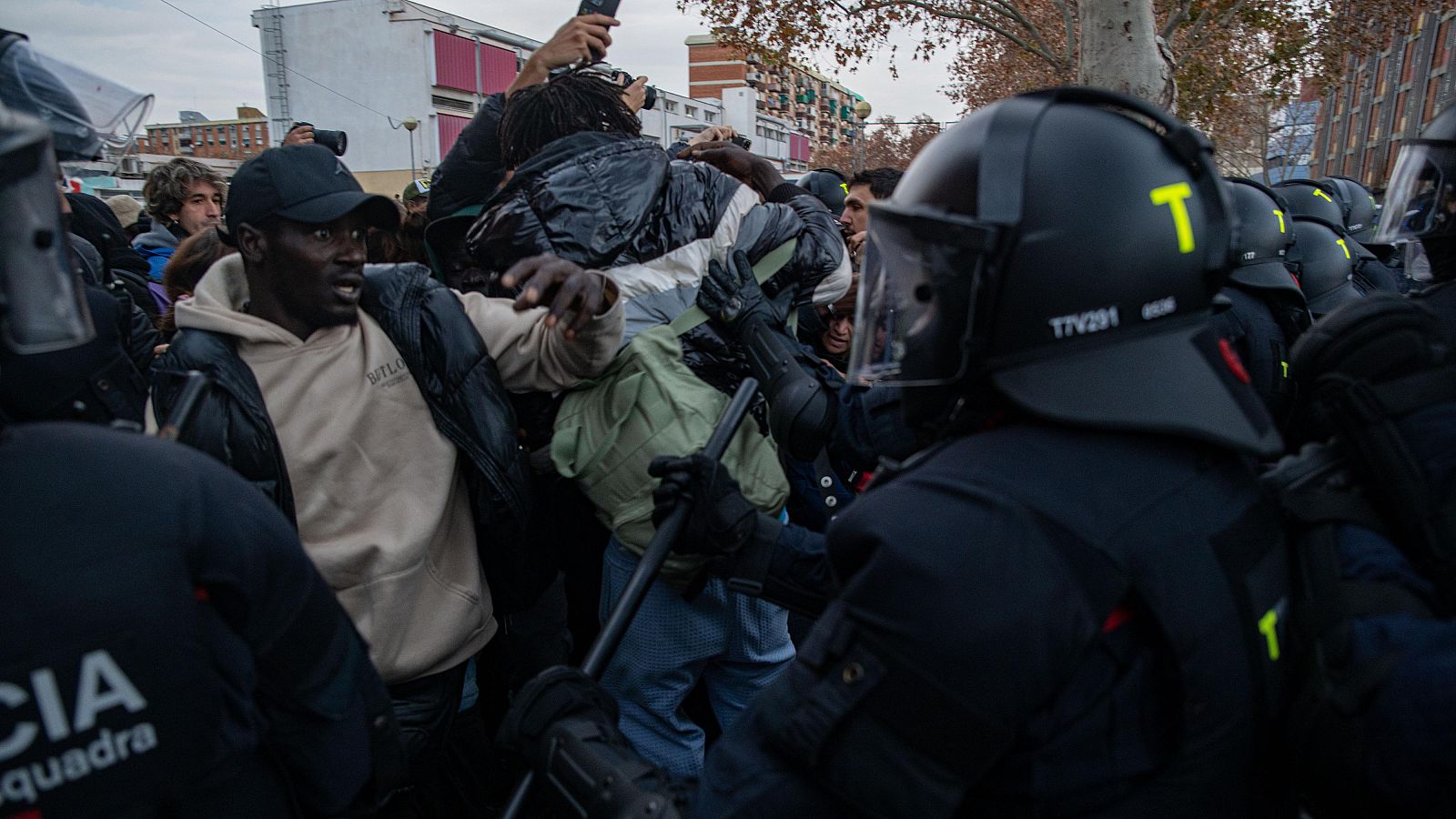 Mossos desalojan en Badalona el mayor asentamiento de migrantes de Cataluña - Informativo 24h | Ver