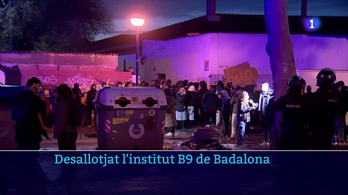 L'Informatiu - Desallotjat l’antic Institut B9 de Badalona amb un ampli dispositiu policial