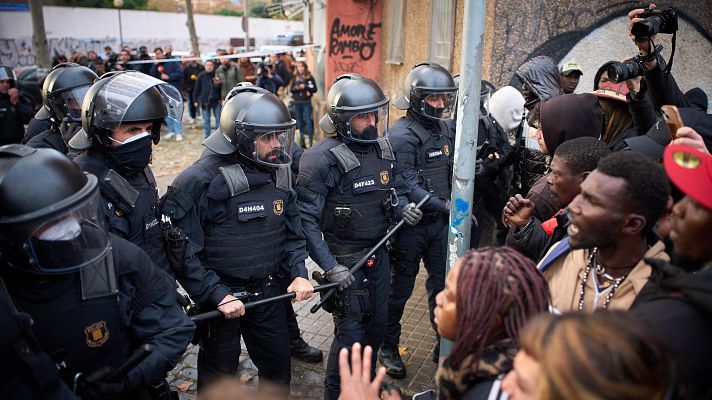 Telediario 1 - Los Mossos desalojan en Badalona el mayor campamento de migrantes de Cataluña