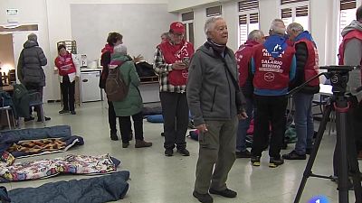 Encierro de pensionistas en Vitoria para equiparar las pensiones m�nimas al SMI | RTVE Play - Ver ahora