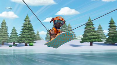 La patrulla salva a los surferos montañeros