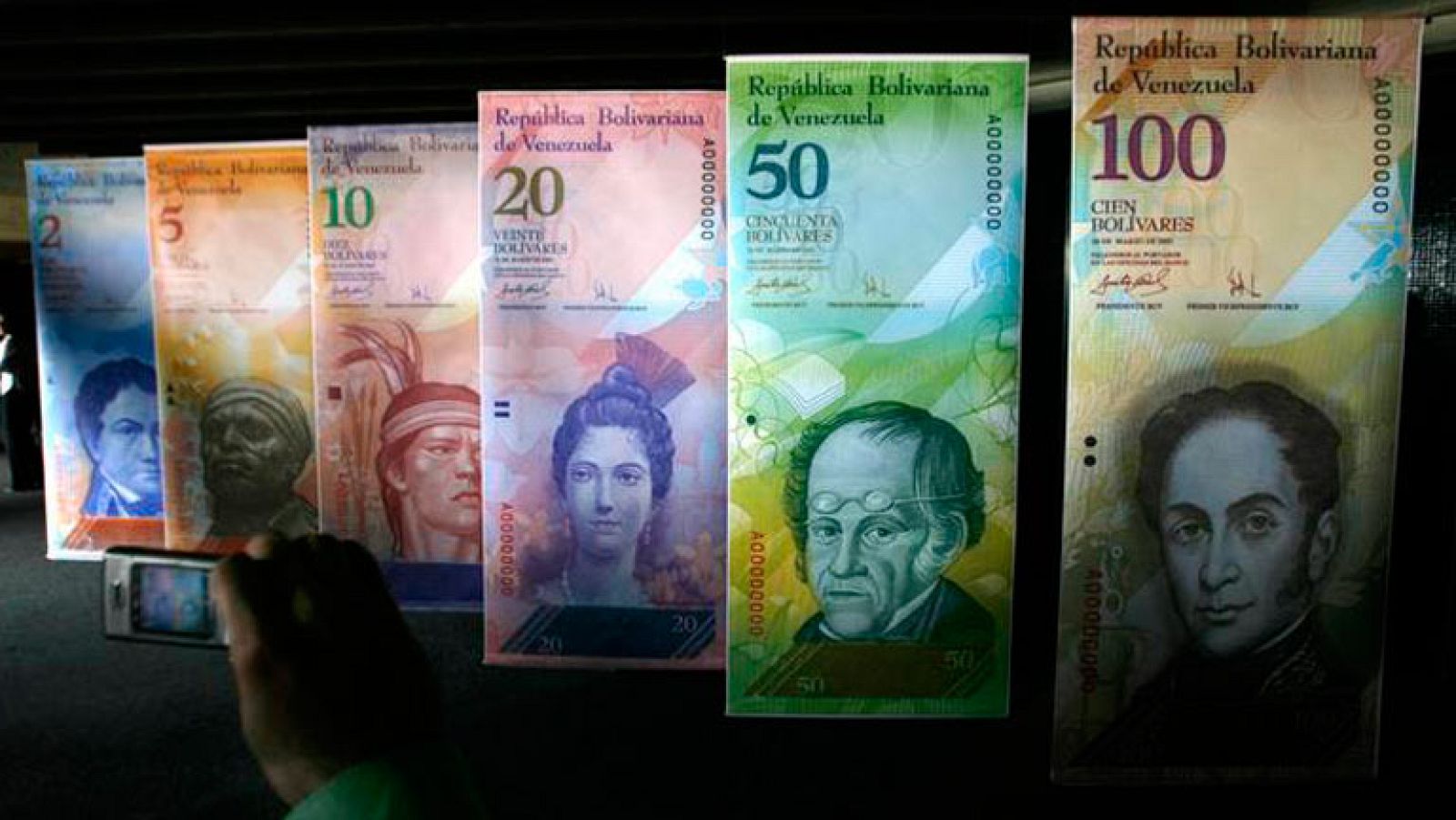 Venezuela devalúa un 31,7% el bolívar frente al dólar - Informativo 24h | Ver