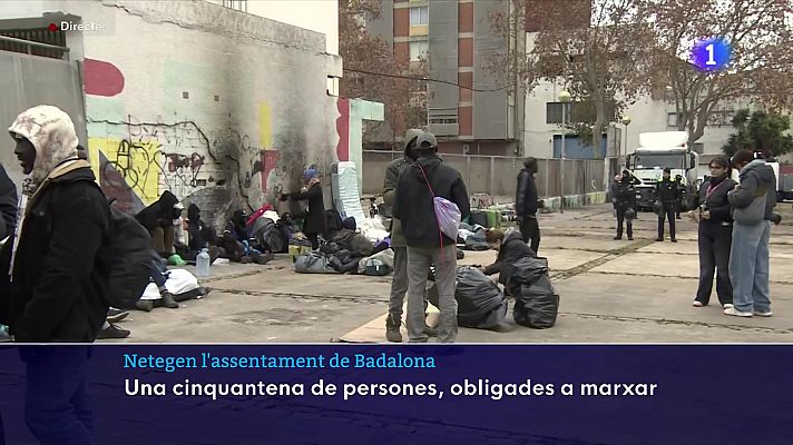 L'Informatiu - Els desallotjats de l'antic institut B9 de Badalona marxen sota pressió policial