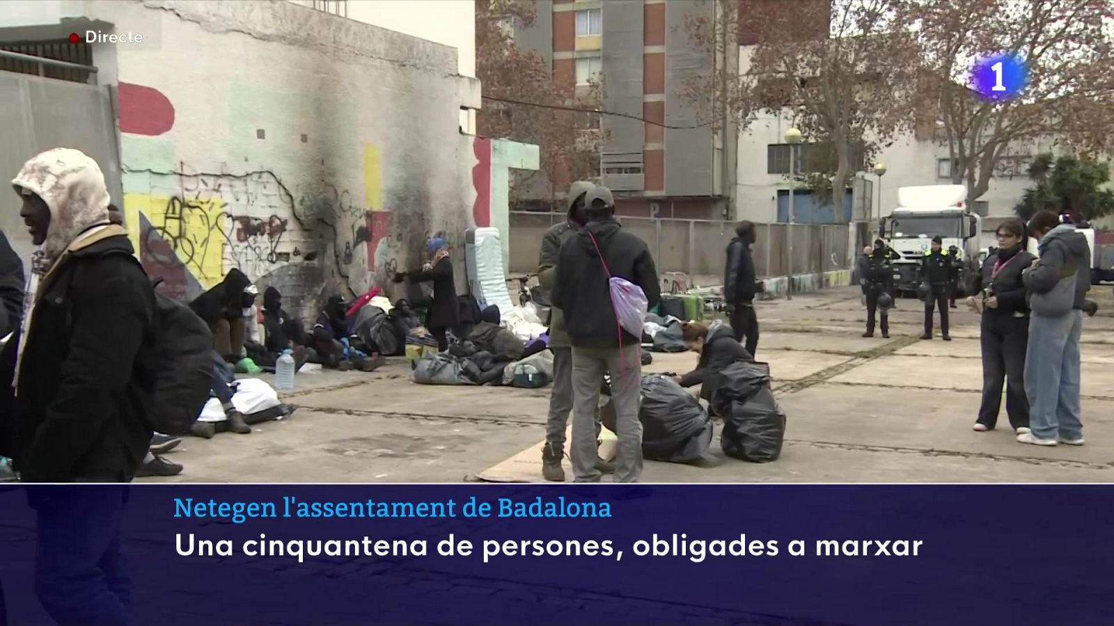 Els desallotjats de l'antic institut B9 de Badalona marxen sota pressió policial