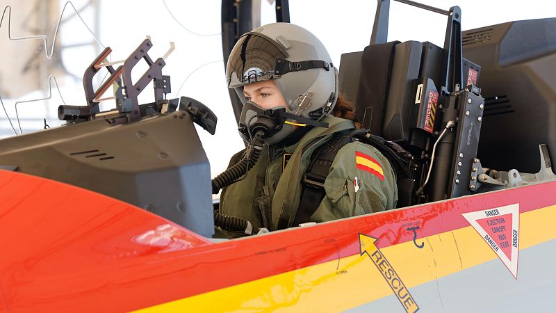 La princesa Leonor realiza su primer vuelo en solitario en la Academia del Aire - Telediario 1 | Ver
