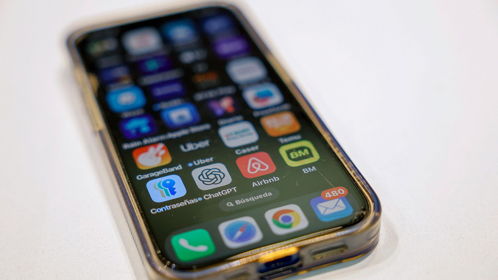 Los jóvenes de 18-24 años usan el móvil más de 4 horas - La tarde en 24h | Ver