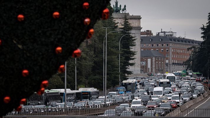 Telediario 2 - Llega la operación salida de Navidad a las carreteras, estaciones y aeropuertos españoles