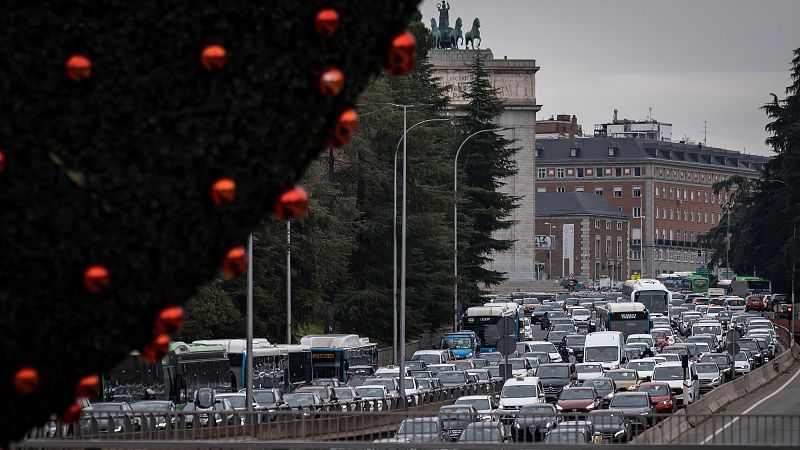 La operación salida Navidad 2025 llega a las carreteras, estaciones y aeropuertos españoles - Telediario 2 | Ver