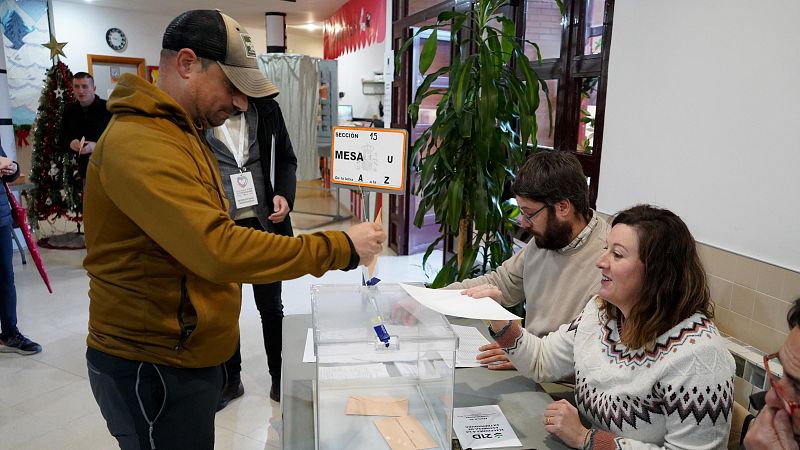 Elecciones en Extremadura: as� han votado los m�s madrugadores - Informativo 24h | Ver
