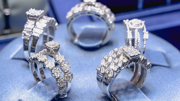 Telediario Fin de Semana - El precio de la plata se dispara y se acerca a los 70 euros por onza