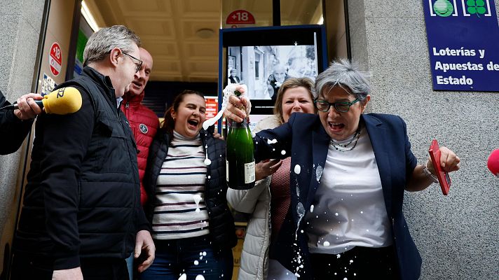 Diario 24 - Celebración en la administración de Madrid que ha vendido el segundo premio de la Lotería de Navidad
