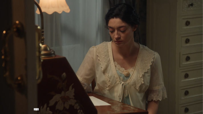 La promesa - La Promesa: Ángela escribe una carta de despedida a Curro