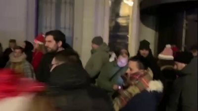 Cola del Teatro Real para asistir al sorteo de la Loter�a de Navidad 2025 | Ver