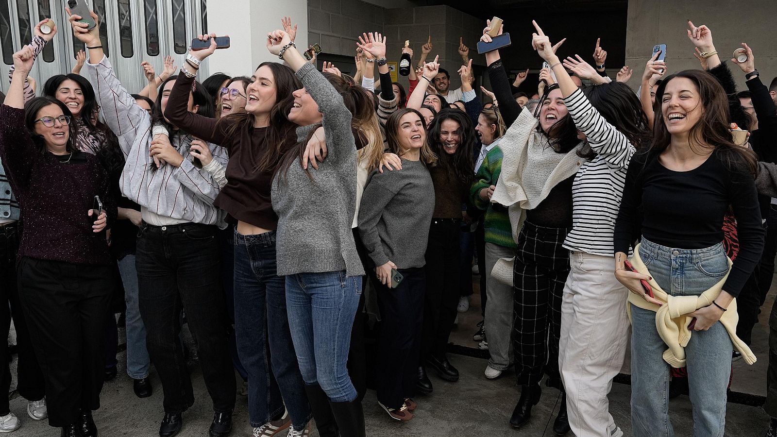 Lluvia de millones a los trabajadores de una misma empresa en Vigo donde ha caído el segundo premio - La hora de La 1 | Ver