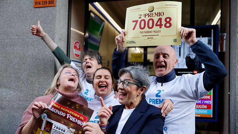 Segundo premio de la Lotería de Navidad: vendido íntegro en Madrid - Telediario 1 | Ver