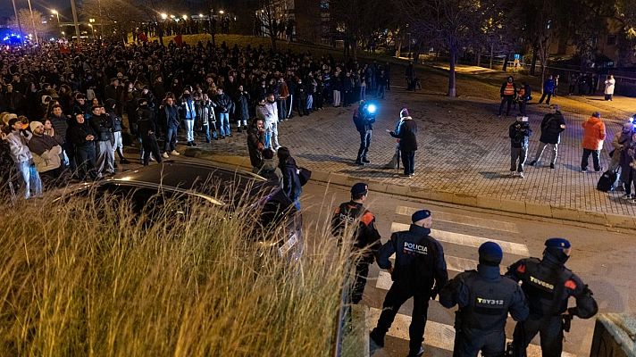 Telediario 1 - Decenas de migrantes esperan una solución tras ser expulsados en Badalona