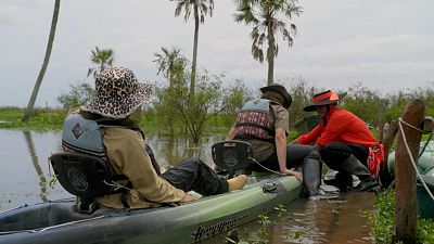 Rocío y Anabel, cara a cara frente a un caimán yacaré