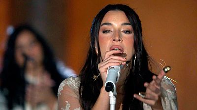 Lola Índigo canta "VERDE"