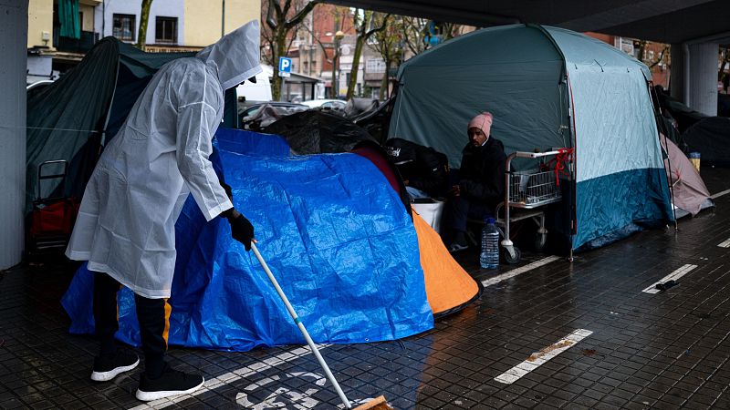 Una vecina acoge a dos de los migrantes desalojados en Badalona
