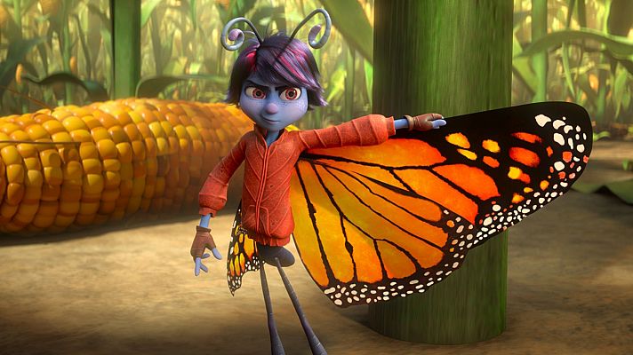 Un personaje animado de piel azul, con cabello oscuro y mechones morados, luce alas de mariposa monarca en un campo de maíz. Viste una chaqueta roja y guantes marrones, en una escena con iluminación suave.