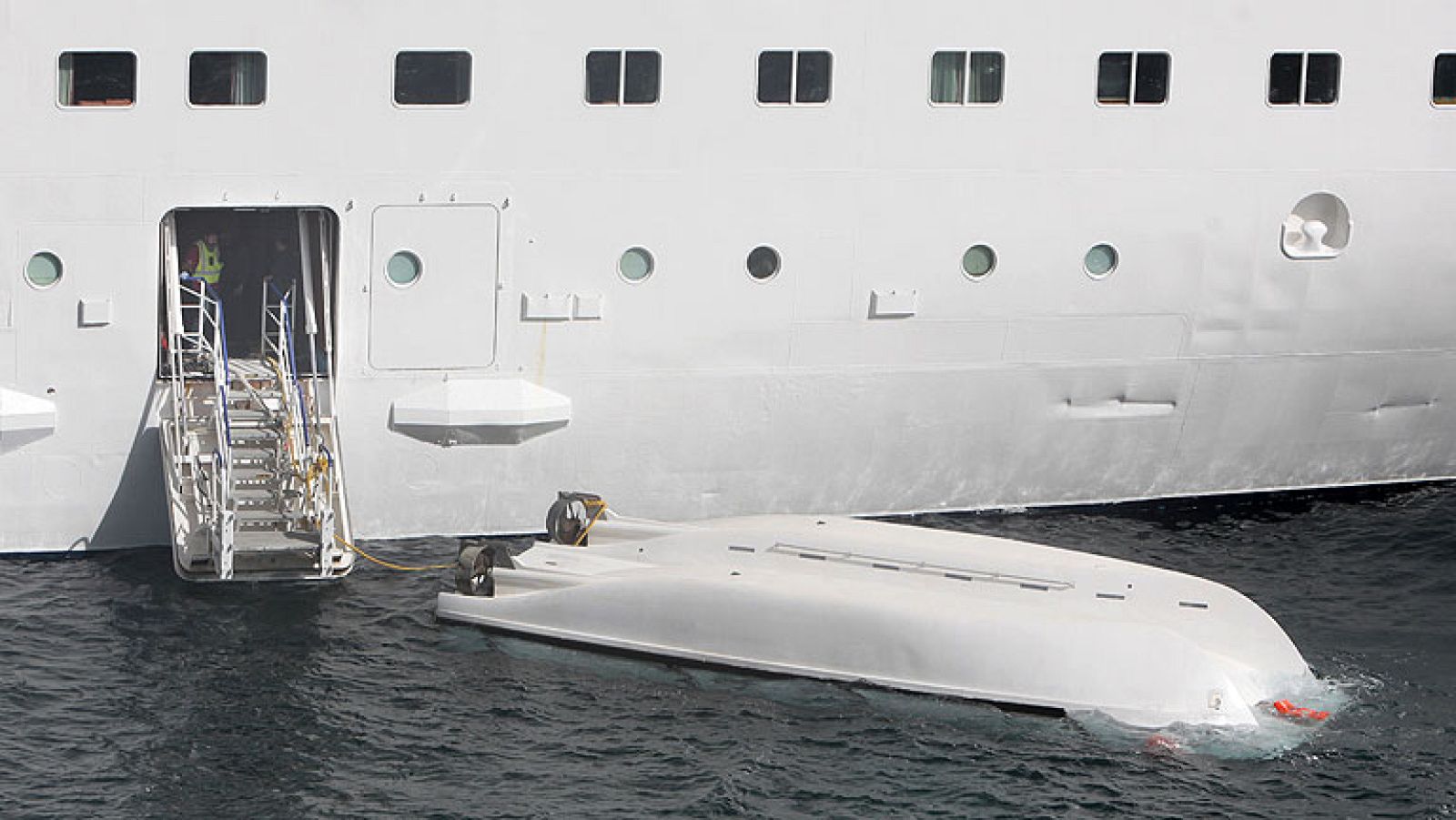 La rotura del cabo de proa del bote accidentado en Santa Cruz  de La Palma provocó que cayera y quedara boca abajo