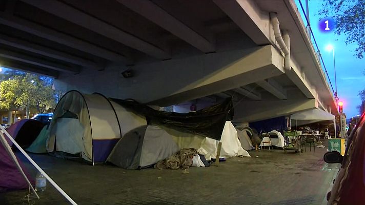 L'Informatiu - Reallotgen una part dels acampats sota el pont de la C-31 a Badalona