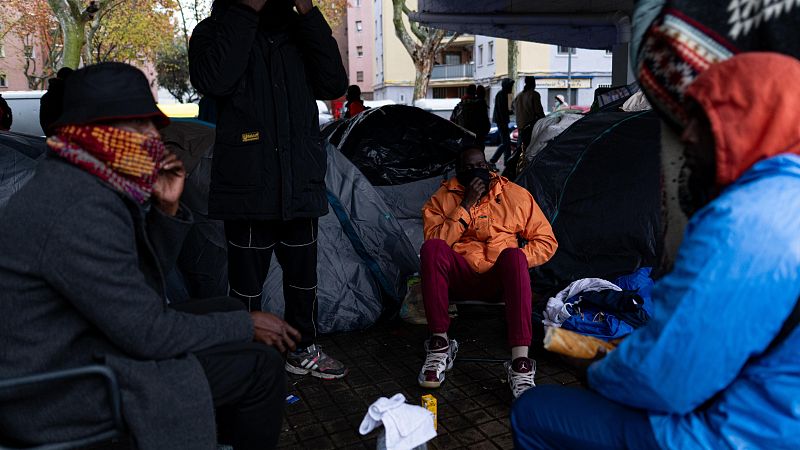 Migrantes de Badalona y entidades sociales exigen una alternativa habitacional tras su desalojo - Telediario 1 | Ver