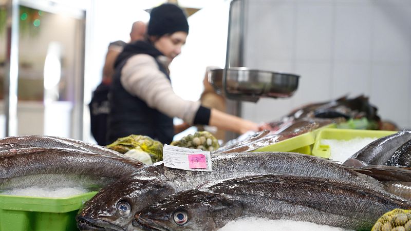 Seprona realiza inspecciones en los mercados para evitar fraudes - Telediario 1 | Ver