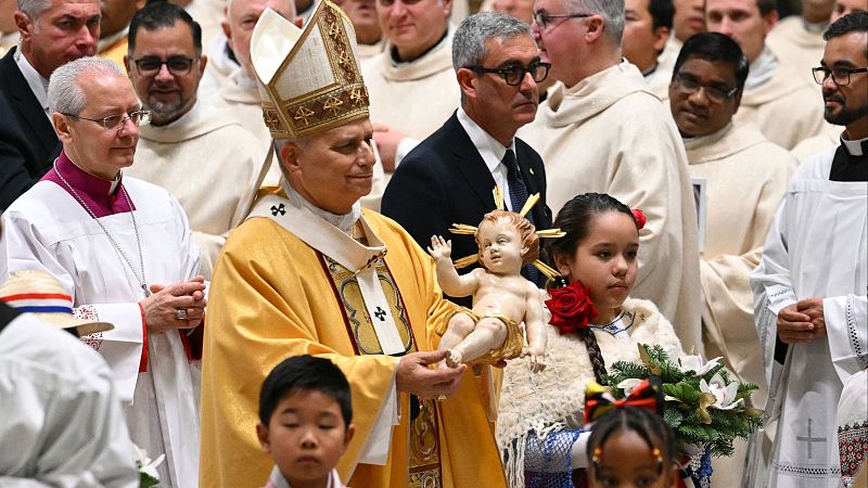 El papa León XIV celebra su primera misa del Gallo y lamenta "una economía que trata a los hombres como mercancía"