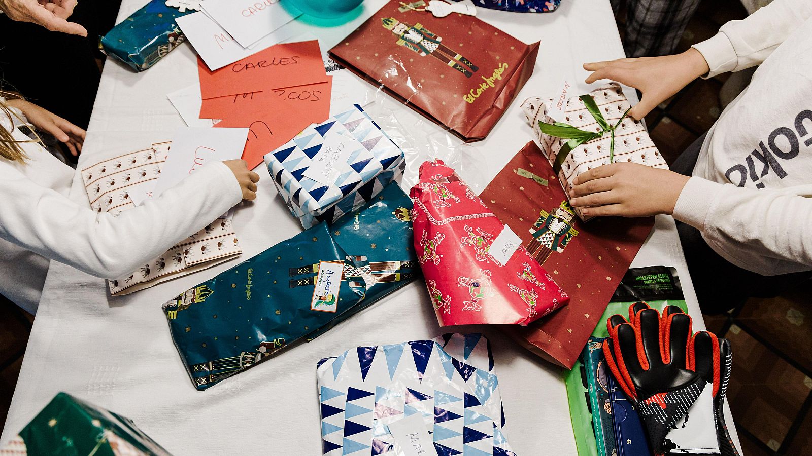 Papá Noel finaliza su viaje por el mundo repartiendo regalos - Telediario 1 | Ver