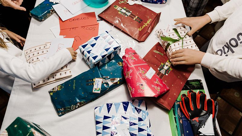 Papá Noel finaliza su viaje por el mundo repartiendo regalos - Telediario 1 | Ver