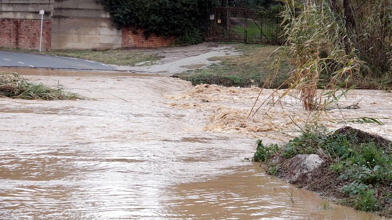 Els rius baixen desbordats després de les pluges intenses