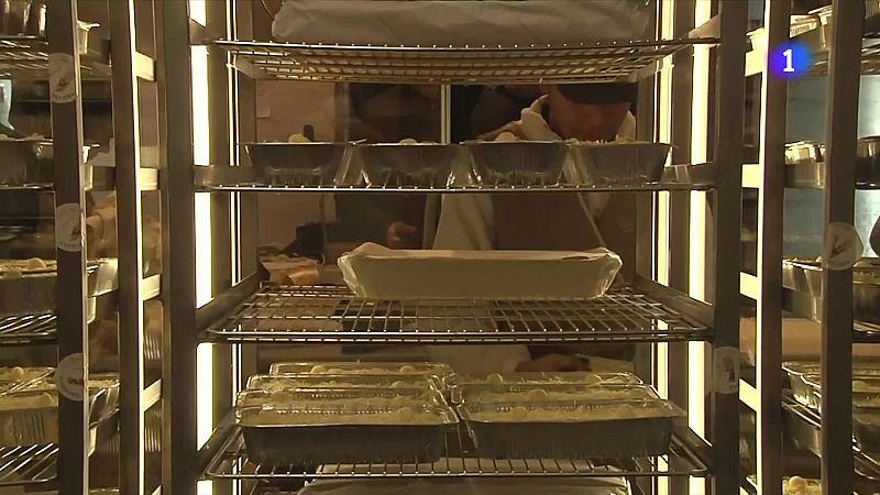 Llargues cues a botigues de menjar preparat per comparar canelons