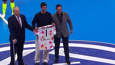 Carlos Alcaraz, también nº1 como fan de El Pozo Murcia para hacer el saque de honor