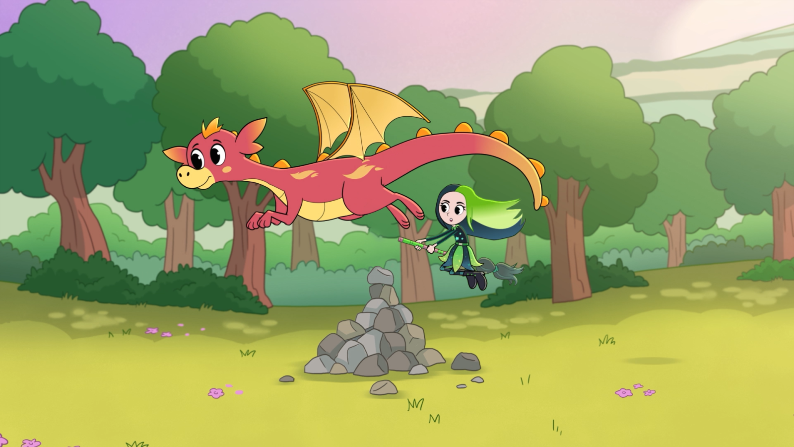 Un dragón rojo con detalles amarillos vuela hacia la izquierda, mientras una niña con cabello negro y verde, vestida de verde y negro, vuela sobre una escoba, sosteniendo una varita mágica, en un entorno boscoso con un cielo lila.