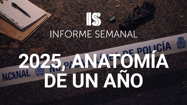 Una cinta policial con la inscripción \"POLICÍA NACIONAL\" en primer plano, sobre un fondo oscuro. El texto \"INFORME SEMANAL 2025, ANATOMÍA DE UN AÑO\" se destaca en letras blancas. Se observa una libreta abierta con un bolígrafo y objetos oscuros.