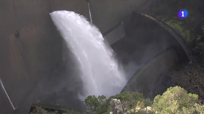 Les pluges disparen les reserves i obliguen a obrir Susqueda