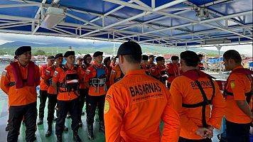 Los equipos de rescate buscan a los cuatro espa�oles desaparecidos tras un naufragio en Indonesia