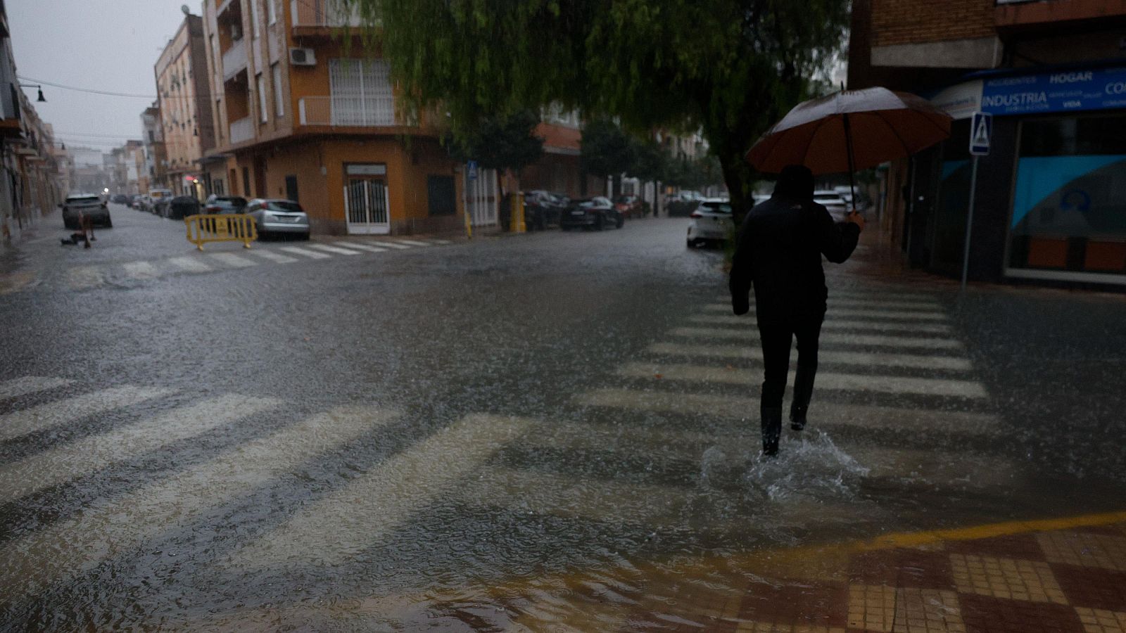 Las lluvias dejan desalojos y más de 230 litros acumulados en el sur de Valencia - Telediario Fin de Semana | Ver