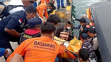 Hallan el cuerpo de la ni�a espa�ola desaparecida en un naufragio en Indonesia y sigue la b�squeda de los otros tres familiares